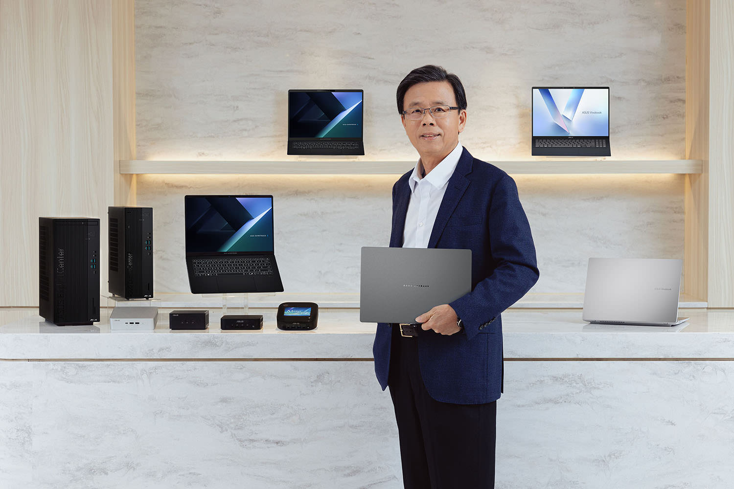 Samson Hu, Co-CEO ASUS, cu un laptop ASUS lansat la CES 205